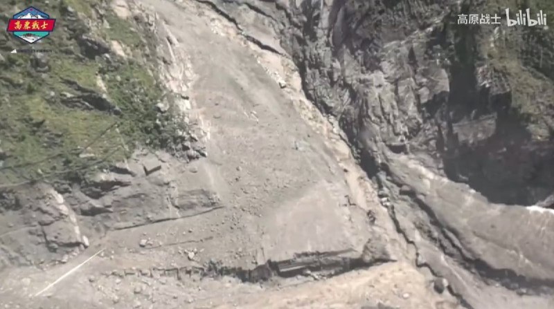 8月27日，吉隆口岸泥石流灾害现场最新航拍画面显示，整个口岸已被摧毁，口岸原有建筑几乎全被泥石流冲毁或掩埋