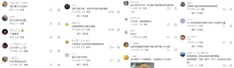 更多的现场视频：只见大量群众在金店外举着手机拍照，而该男子戴着墨镜和口罩，淡定地往塑料袋里装入金器