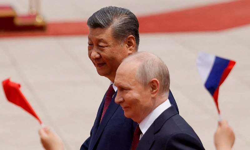 《华尔街日报》：普京曾是习近平的榜样，如今却成了弱势伙伴7月14日，《华尔街日报》报道称，俄乌战争持续四年后，俄罗斯因失去欧洲能源市场、长期受到西方制裁及经济孤立，对中国市场、能源订单和金融体系的依赖进一步加深