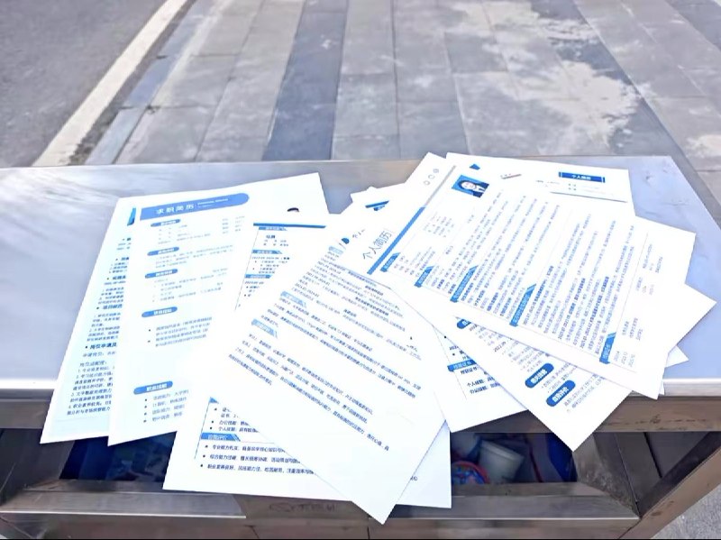 3月25日，青海大学2026校招会结束后，有HR将学生们投递的简历丢进垃圾桶里