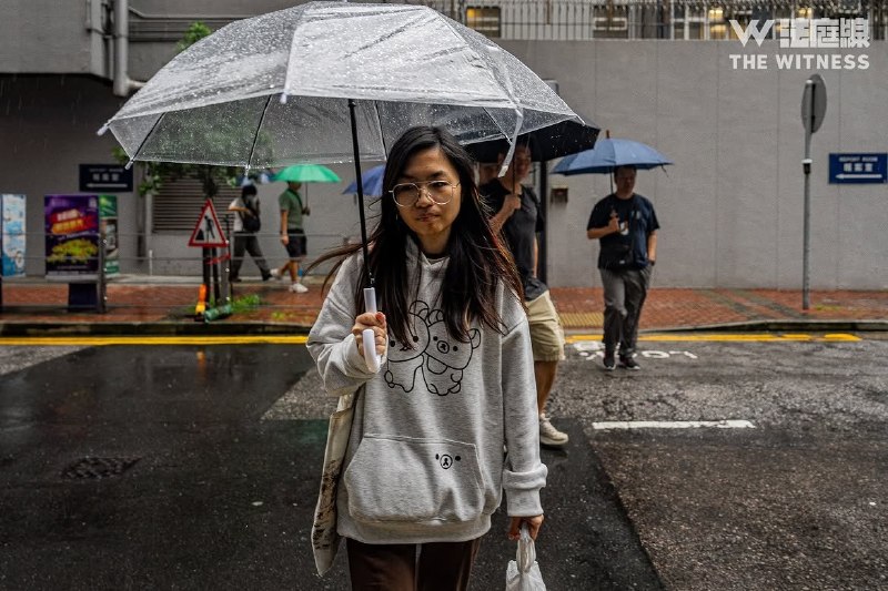 “我是书店店员”女店员获保释7月17日上午，香港留下书舍经理Mandy获准保释，现已离开警署，在亲友陪同下返回，暂未对外回应