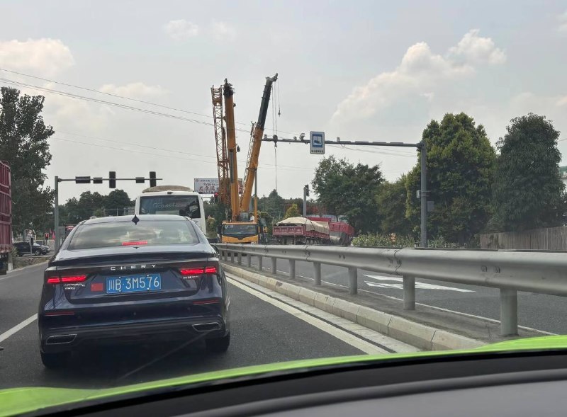 8月15日，四川省绵阳市，安州区安罗路附近发生一起三车相撞事故，客车和另外的货车被撞至路边