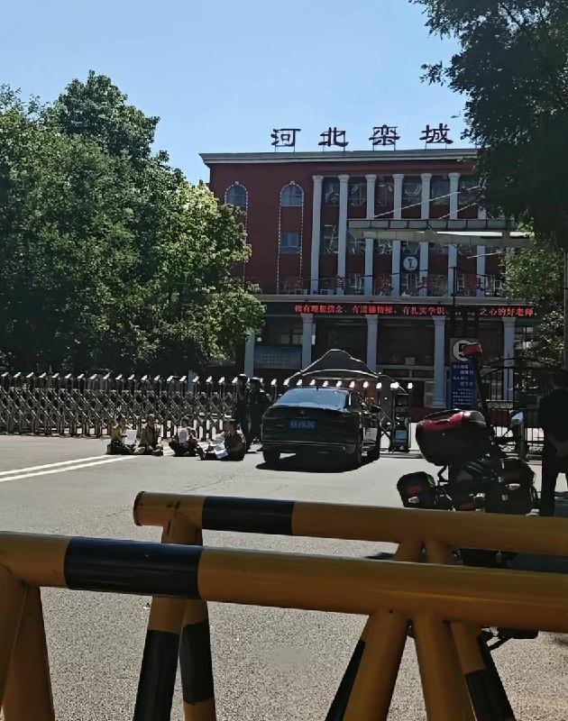 9月10日，有网友发帖称，河北栾城中学一名15岁女生以736分考入该校，入学仅7天，因多次被学校强制要求剪发及拉直发（学生系自来卷），遭受严重心理创伤后跳楼身亡