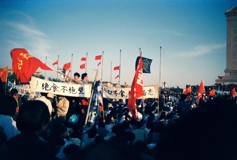 #你没看过的六四 系列图片展7近日，中共国安部炒作所谓“境外势力煽动中国年轻人躺平”