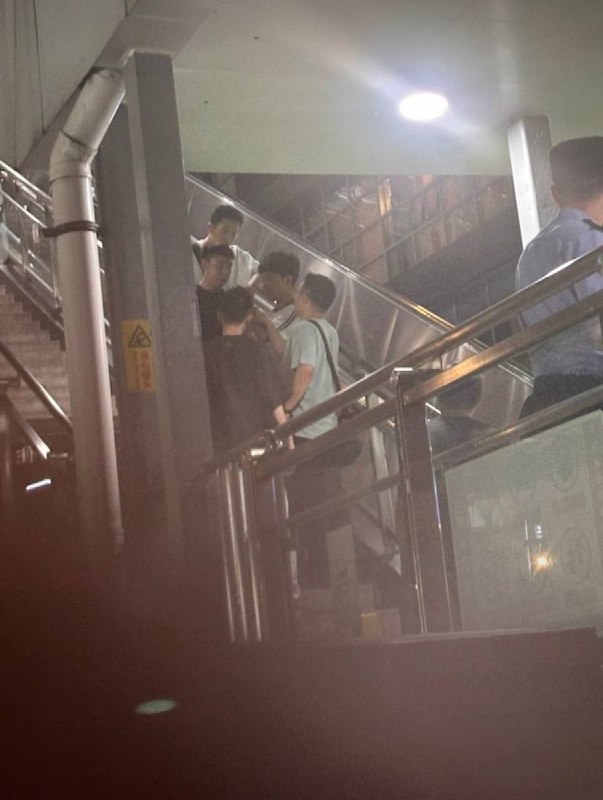 8月19日，重庆，有网友拍摄到便衣警察在后堡地铁站门口堵人