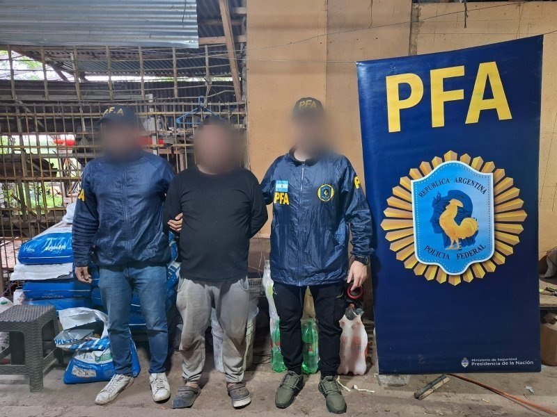阿根廷警方称农场扣证件、持枪逼工：4人获救，7名中国籍嫌疑人被捕10月20日，阿根廷联邦警察通报，在布宜诺斯艾利斯省Pilar一处农场救出4名当地工人，拘捕9名涉嫌人口贩运的人员，其中7人为中国籍、1人为台湾籍、1人为阿根廷籍