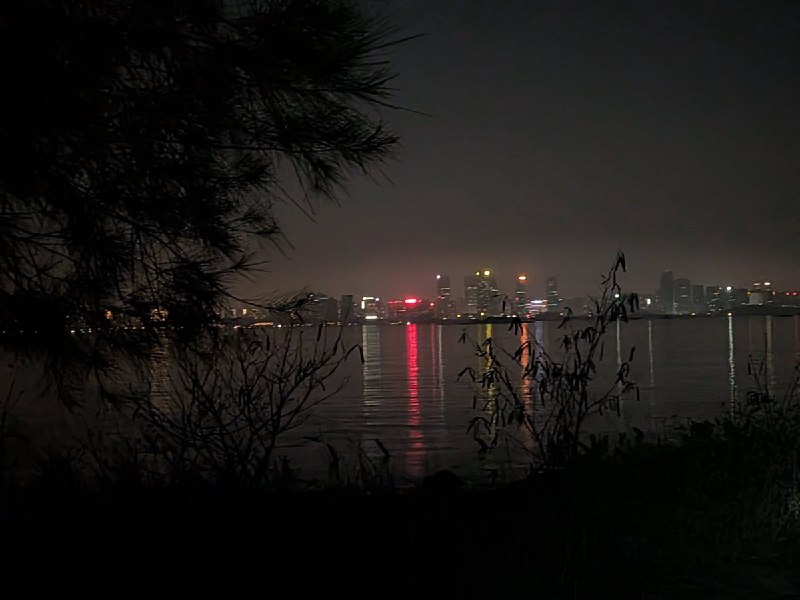 “投奔自由”2月13日，台湾金门，一大陆男子偷渡进入烈屿乡的最北端，到达三民主义万岁墙，并附上了自己的定位信息以及远处厦门的照片