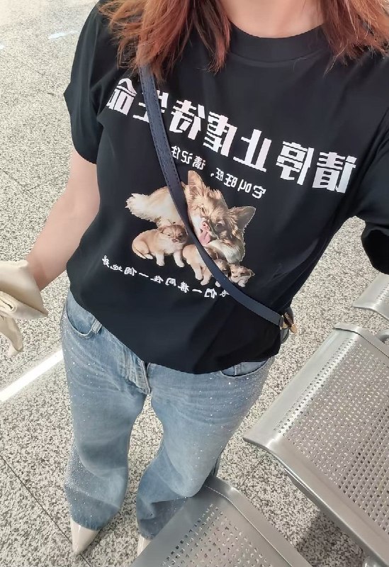 8月22日，网友发帖称，一名女子身穿声援“旺旺”的T恤、携带印有“请停止虐待动物”“STOP ANIMAL ABUSE”等字样的帆布包前往上海亚洲宠物展，入场时遭安检人员拦下，并被要求更换衣服后才能进入