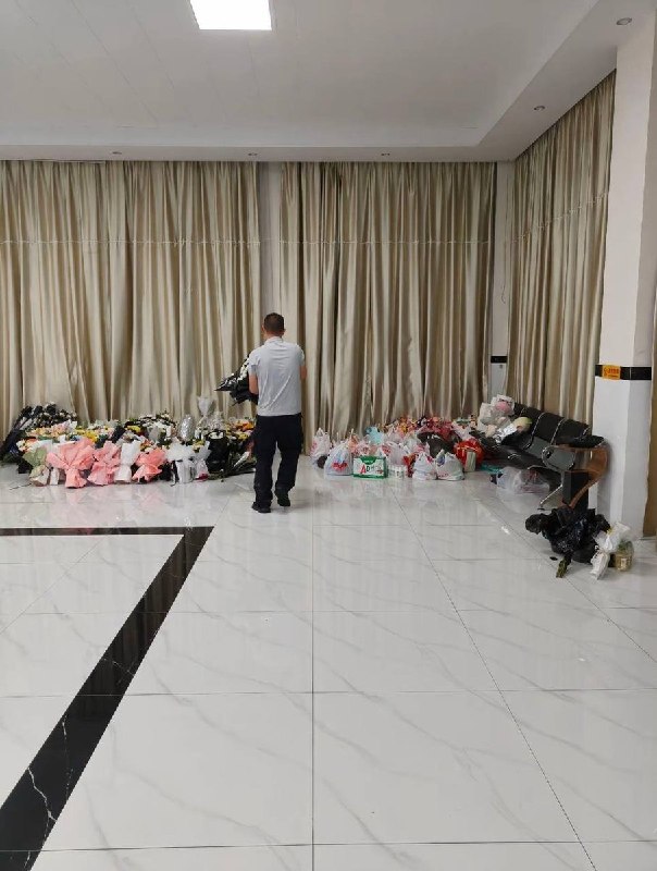 6月23日晚，广德建桥康复中心附近摆满了热心群众自发送来的鲜花、玩具和慰问物品