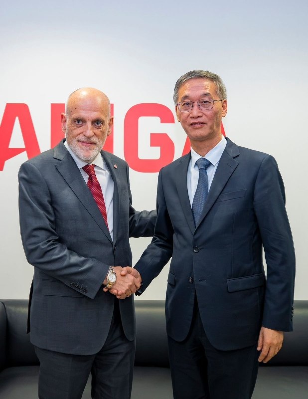 西甲主席会见中国大使，西媒称皇马中国赞助商理解姆巴佩、合作未变10月27日，西甲主席特巴斯在X晒出与中国驻西班牙大使姚敬的合影，称双方就姆巴佩言论风波寻求解决方案