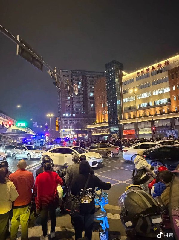 网友投稿：3月13日晚，四川成都花牌坊一环路桥下一司机开车撞到了三轮车，导致1死6伤查看原文网友投稿：3月13日晚，四川成都花牌坊一环路桥下一司机开车撞到了三轮车，导致1死6伤查看原文