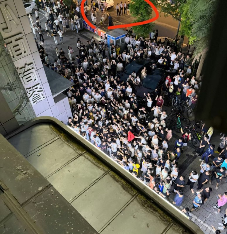 网友投稿时代峰峻18号冲突现场在便利店被围攻的当事人口述「当天粉丝一到现场打卡就被盯上了，粉丝一直没有和他们起冲突，但他们一直拿着手机拍摄直播、起哄，有一个男的站在中间对我们言语辱骂极其难听，我就吼了一句，“有没有素质啊“，对面男生就开始笑，嘲讽声更大