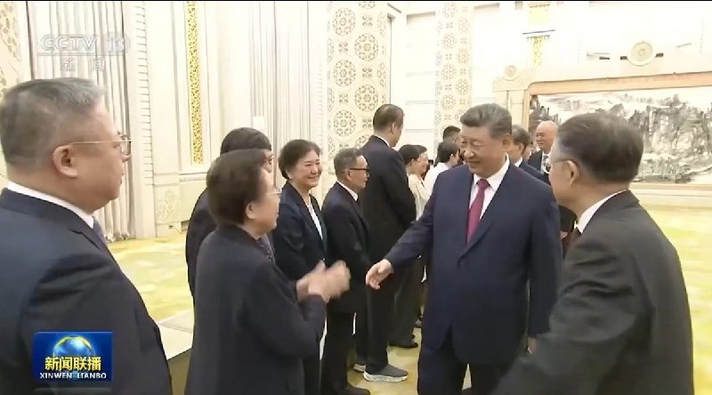 《新闻联播》播出习近平接见江泽民亲属握手合影画面8月17日，中共前总书记江泽民诞辰100周年纪念日，官方当天上午在北京人民大会堂举行纪念大会