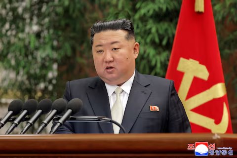 4月28日，据朝中社报道，金正恩在为纪念在俄乌战场阵亡的朝鲜士兵所设立的纪念碑揭幕仪式上，提及部分士兵在战斗中“为避免被俘而选择自我牺牲”的行为，并对其予以高度评价，称其“为捍卫荣誉毫不犹豫作出选择”
