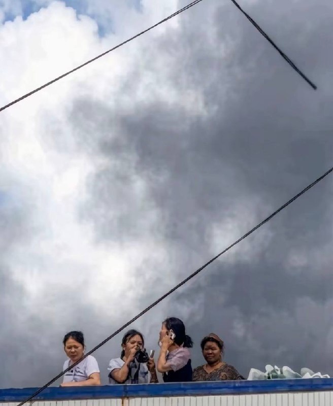 【晋江火灾】网友投稿：在天台打电话求助的女工（2026年7月9日）查看原文📝 引用推文:晋江火灾7月9日，福建泉州晋江，一鞋厂发生巨大火灾，多人被困楼顶，网友拍到有人被铁窗困在长厂房内，有人从楼上跳下，现场发现数名遇难者