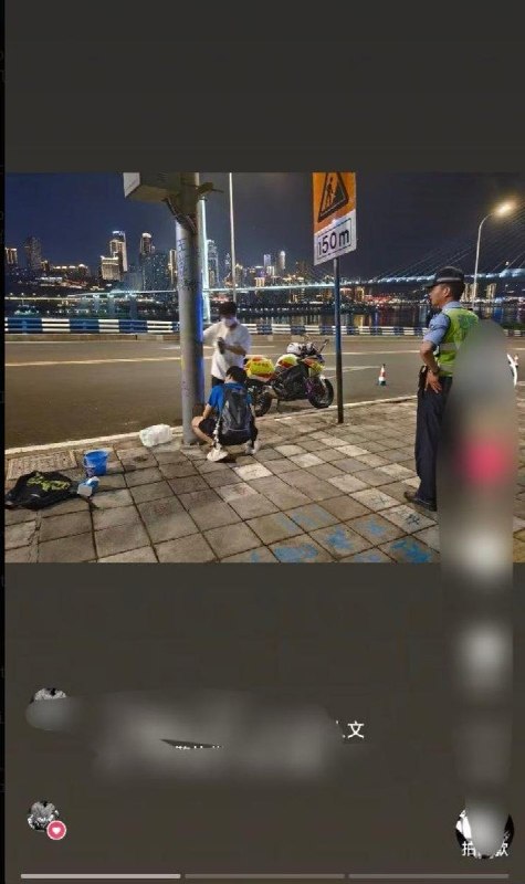 8月22日，有重庆网友自发前往长江国际写字楼下，清理现场涂鸦