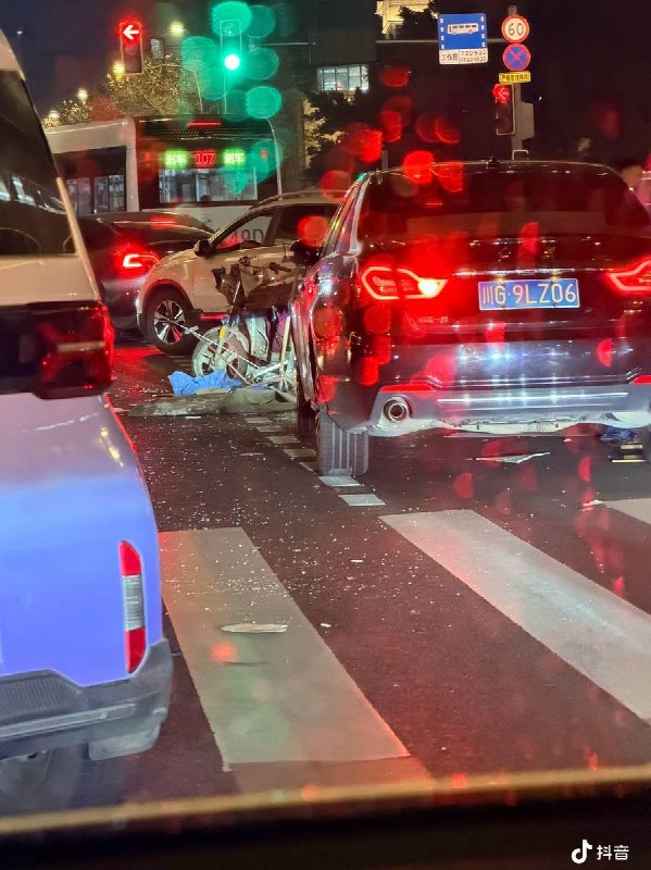 网友投稿：3月13日晚，四川成都花牌坊一环路桥下一司机开车撞到了三轮车，导致1死6伤查看原文网友投稿：3月13日晚，四川成都花牌坊一环路桥下一司机开车撞到了三轮车，导致1死6伤查看原文