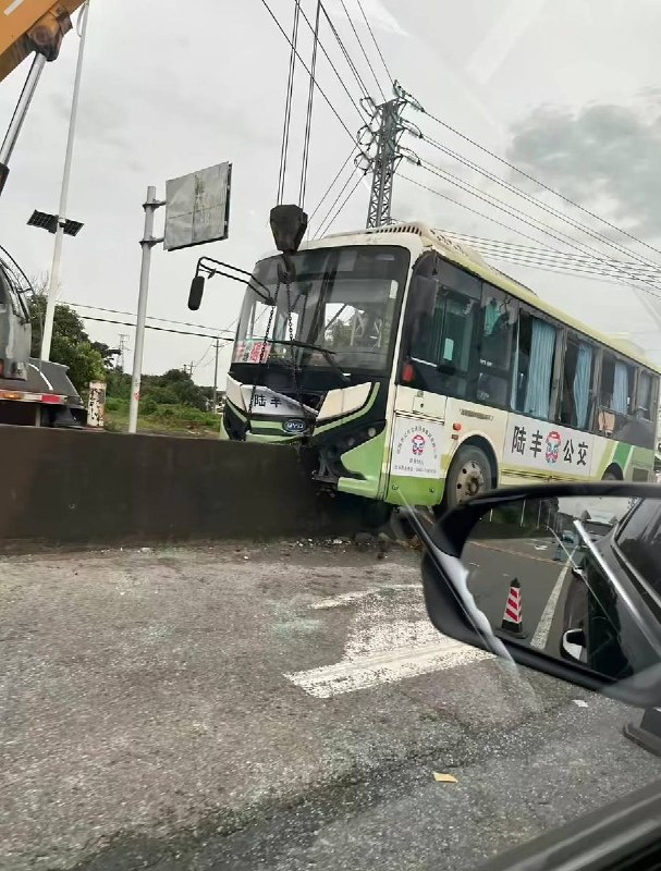7月20日，广东汕头陆丰市莲池路附近，一辆载有多人的陆丰公交车突然失控，直接撞上混凝土护栏，整个车头深深嵌入护栏之中