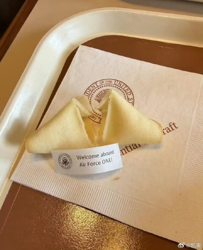 本次特朗普访华，多位记者晒出了他们吃的总统专机美式中餐：牛肉青椒炒面、春卷、幸运饼干