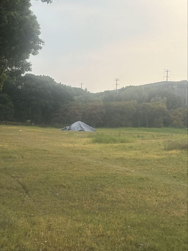 网友投稿:6月11日，江苏省常州市南夏墅街道，一架直升机在飞行过程中疑似失控坠地
