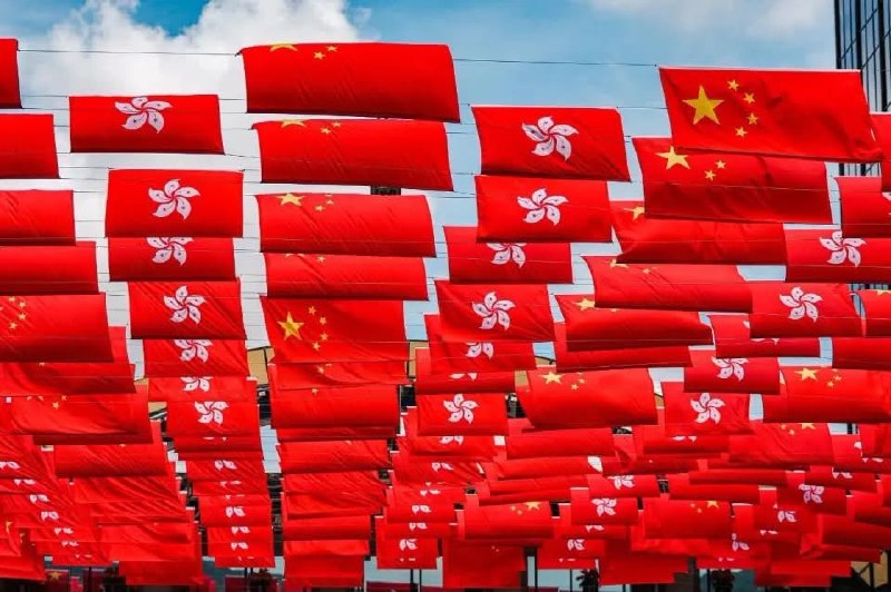 “一块红布”7月1日是香港回归29周年，大街上和学校到处是中国国旗，香港人感叹：香港越来越像大陆了