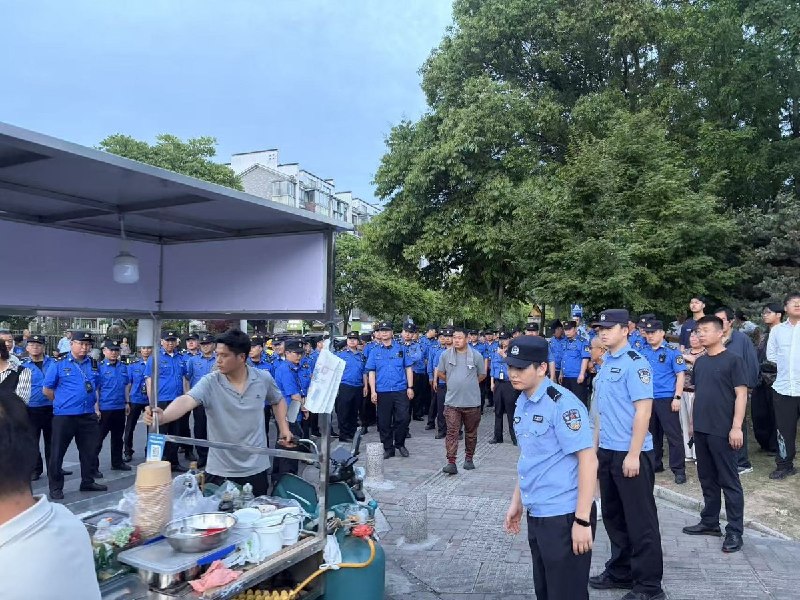 5月18日下午，面对几十名城管和警察的围堵