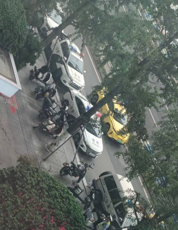 8月19日，重庆南岸区长江国际，粉丝留言涂鸦墙已被遮蔽物覆盖，现场附近停靠多辆警车，有多个警察在现场值守