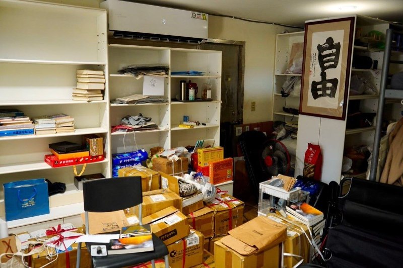 铜锣湾书店台北最后开放，读者依依道别台湾《独立媒体》报道，因老板林荣基上月因癌症在台北辞世，铜锣湾书店本周末（8月1日-2日）最后两天开放，供读者自由定价带走余书