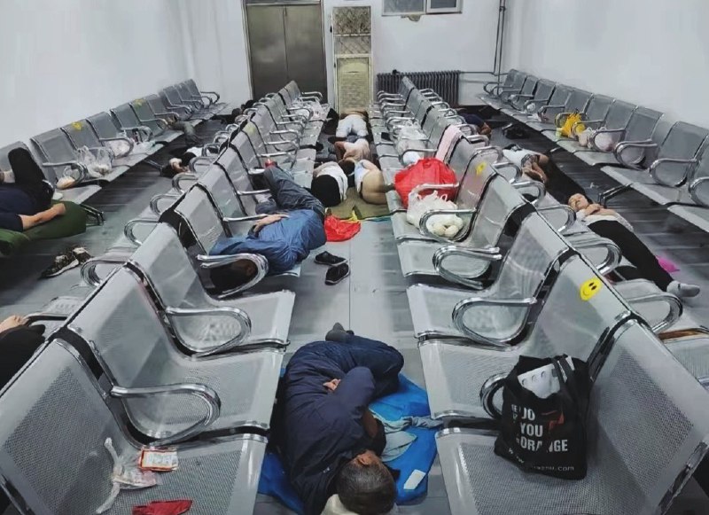 今天的 #上访词典 词条是久敬庄： 北京丰台区的接济服务中心，实际主要功能是收容上访者，登记后会对属地问责，按人头数从其维稳经费里罚款3－5万后令其签单、接走访民