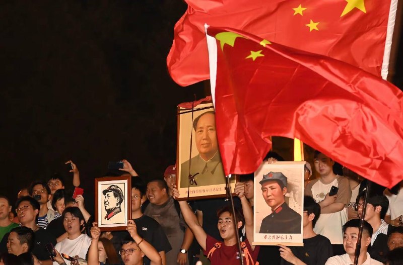 9月8日晚，大量民众聚集在湖南韶山毛泽东广场，现场唱红歌，跳忠字舞，展示标语，进行毛泽东去世50周年纪念活动