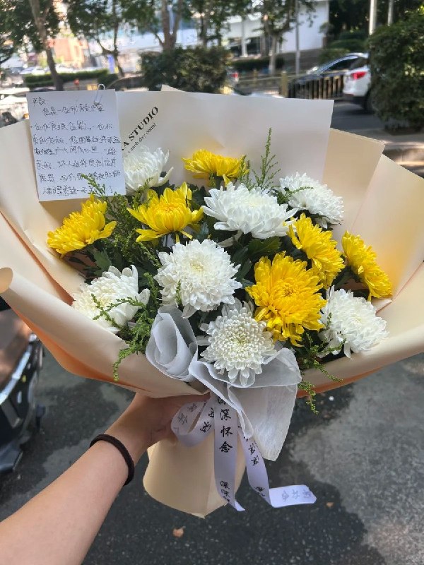 7月4日，西安市长安区西安殡仪馆门口摆满了鲜花大量网友发帖去西安殡仪馆、悼念祭奠严先生查看原文📝 引用推文:7月1日，西安赛格商场，一商户跳楼