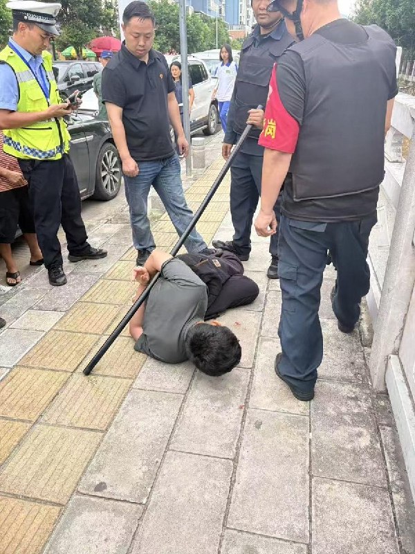 8月30日，云南临沧市第一中学发生无差别袭击事件目前伤亡情况不明，现场有学生重伤倒地，嫌疑人被当场控制