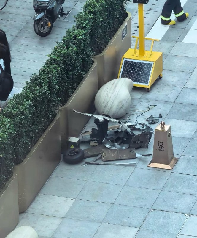 6月26日傍晚，北京中信大厦被一架小型飞机撞击，原因不明
