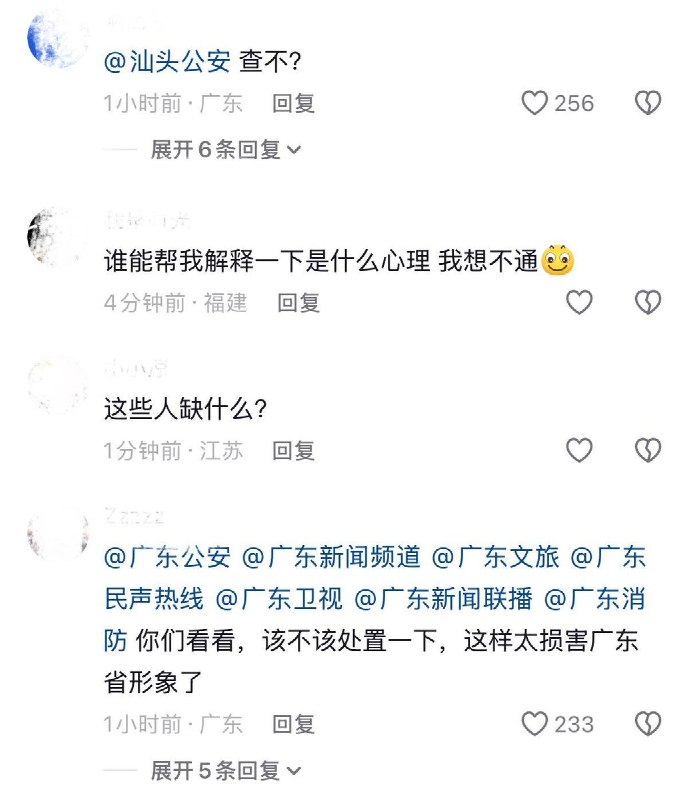 8月9日，广东汕头，有网友拍到夜晚海滩上有几名男子正直接将数个整桶的垃圾倾倒进大海中，海浪不断将垃圾冲刷上岸，沙滩上堆积了大量的塑料袋和废弃物
