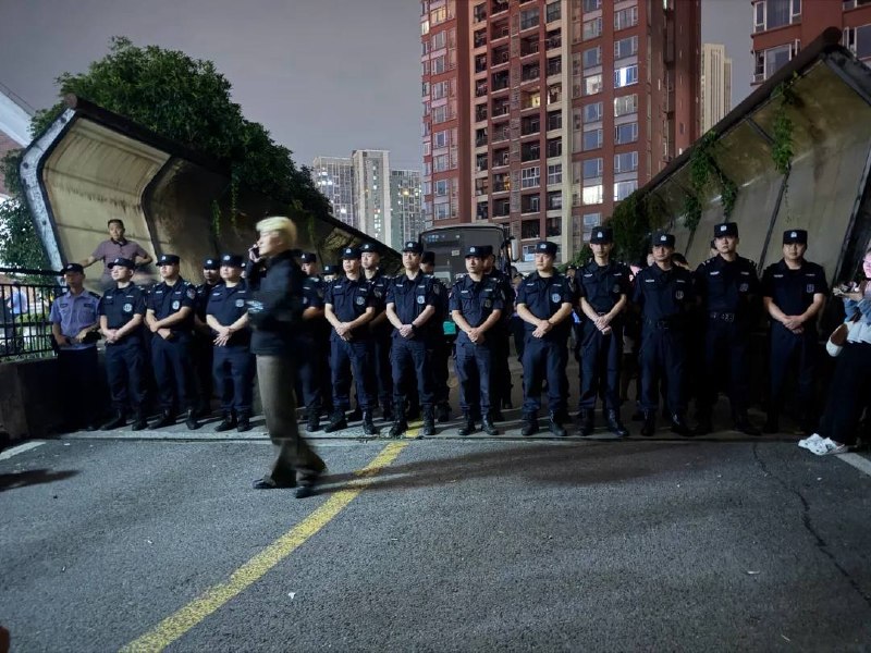 查看原文📝 引用推文:6月9日晚，重庆“山姆打包哥”虐狗事件现场警察站成人墙查看引用原文