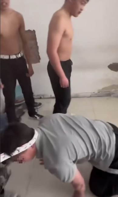 近日，内蒙古赤峰市一所体育学校宿舍内，一名身穿灰色上衣的男生遭多名同学围堵在床边