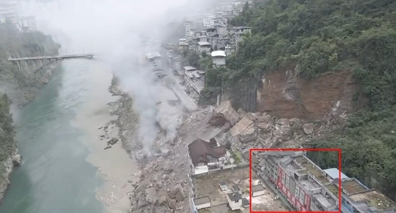【重庆山体塌方】7月17日，重庆彭水山体垮塌，有网友发布了垮塌前一天从事故现场经过的行车记录仪