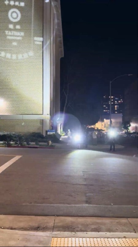 现场经过：54盏灯、十几人、每人一把强光手电据组织方描述，团队抵达位于Shatto Place的中国驻洛杉矶总领事馆时，发现主楼外墙已被54盏临时部署的强光灯全面覆盖，亮度达到投影设备级别，与此前华盛顿大使馆的防御部署如出一辙，但灯数更多