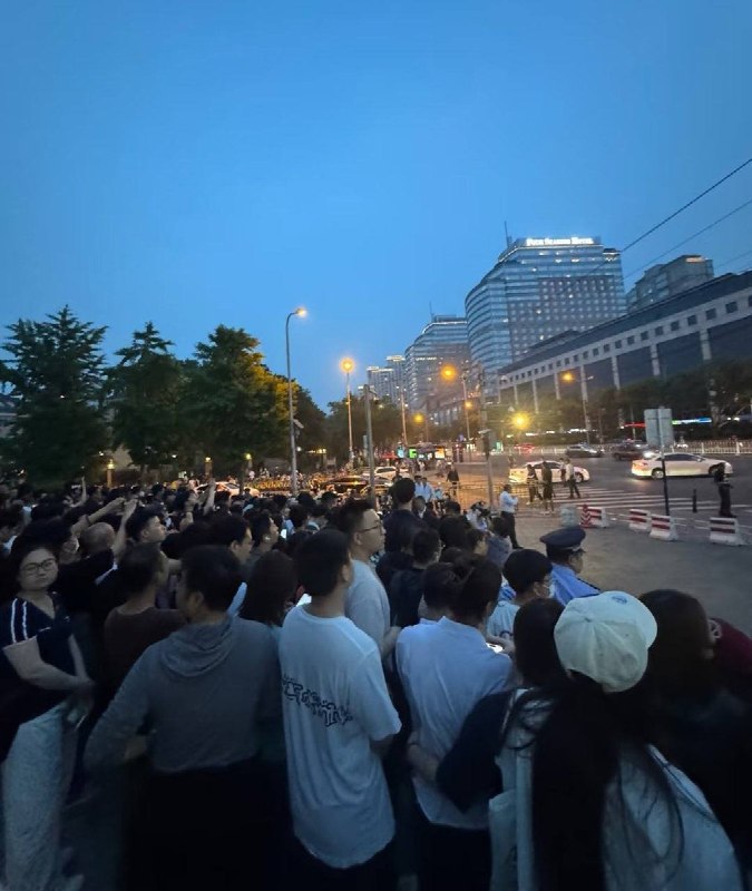 目前，大量北京民众在四季酒店外等待特朗普查看原文