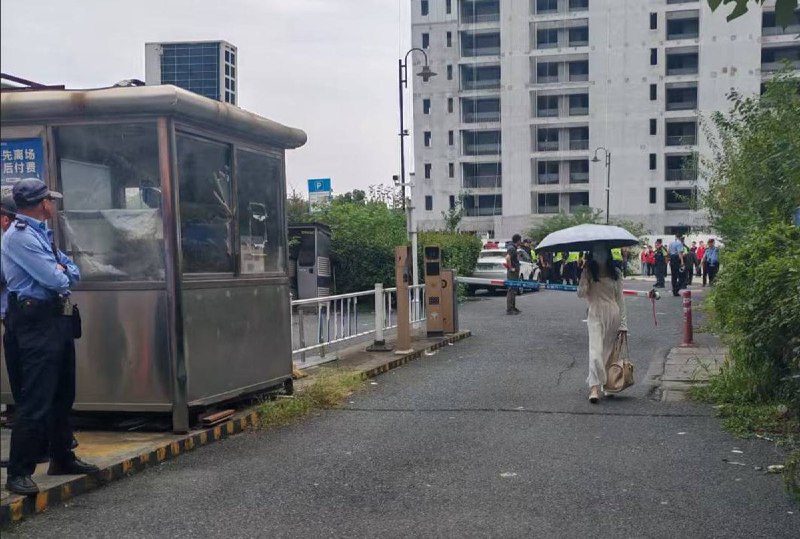 网友投稿：10月9日，警方在浙金中心及章家坝接访点部署大量警力，部分维权者仅因在维权群内发布“团结一心，永不放弃”等言论，便遭多批警力深夜上门滋扰