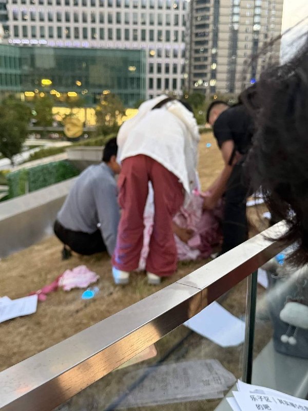 网友投稿：9月10日，上海杨浦区叠纸游戏公司楼下，一名女子到公司楼下维权并扬言跳楼，现场还洒下大量宣传单